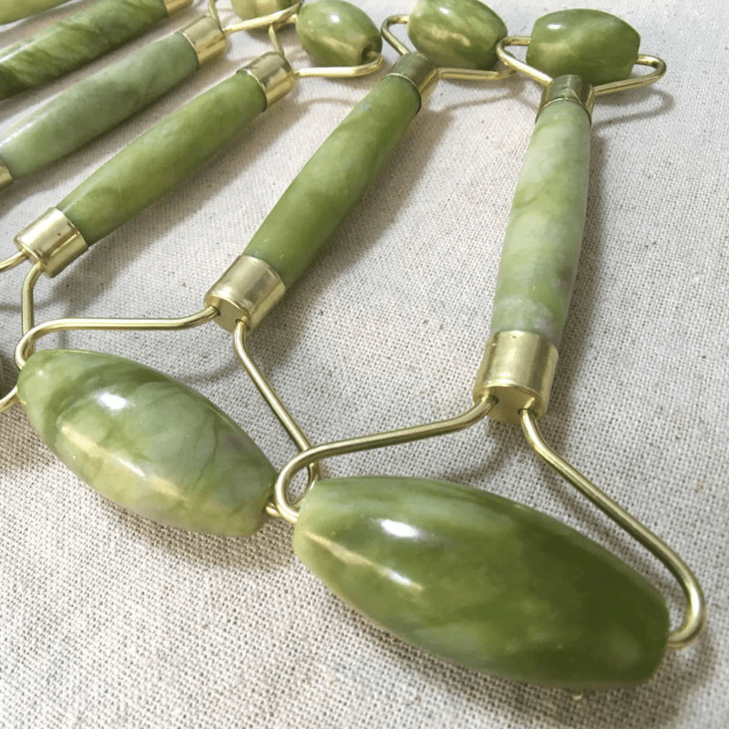 Rouleau de Jade Naturel - Lisse, défatigue et réveille l’éclat du teint - Glowyritual.com