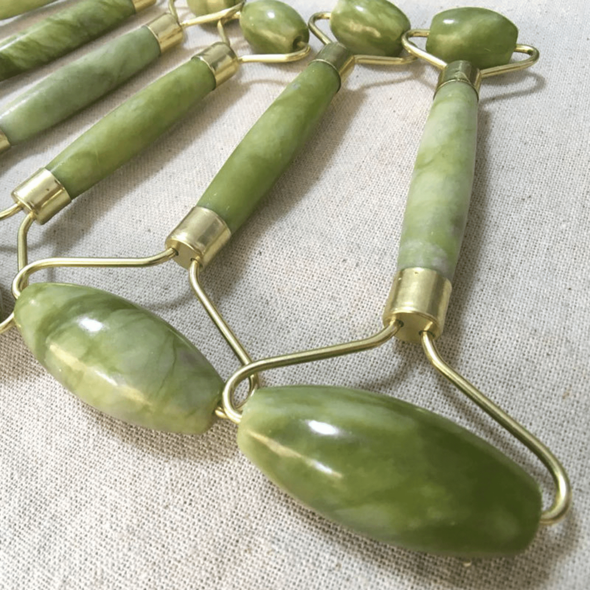 Rouleau de Jade Naturel - Lisse, défatigue et réveille l’éclat du teint - Glowyritual.com