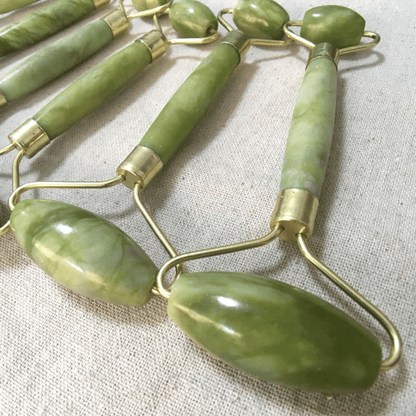 Rouleau de Jade Naturel - Lisse, défatigue et réveille l’éclat du teint - Glowyritual.com